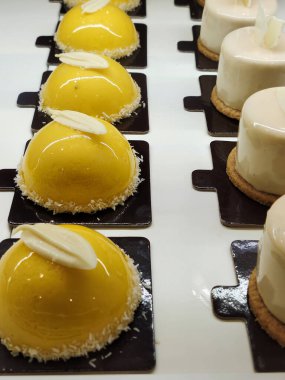 Tabakta bir sürü tatlı var.