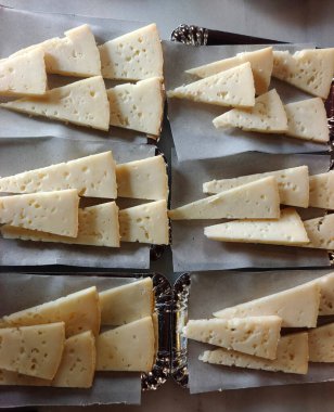 Bir tabak ekmekle servis edilen tipik İspanyol yemeği.