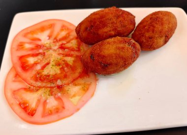 Bir tabak ekmekle servis edilen tipik İspanyol yemeği.