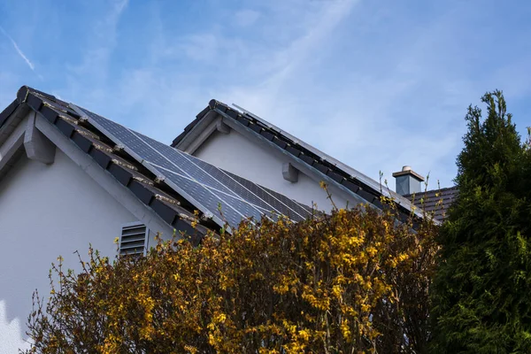 Вид Фасады Крыши Жилых Домов Фотоэлектрическими Элементами Лицензионные Стоковые Изображения