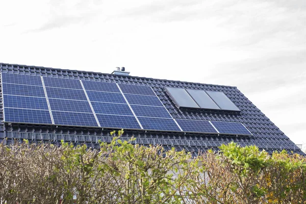 Telhado Edifício Residencial Com Células Solares Para Produção Energia Eléctrica — Fotografia de Stock