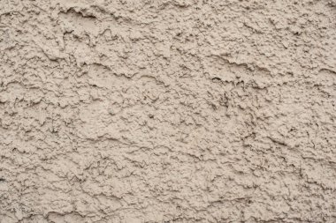 Kirli alçılı eski bir binanın dış cephesinin ayrıntıları