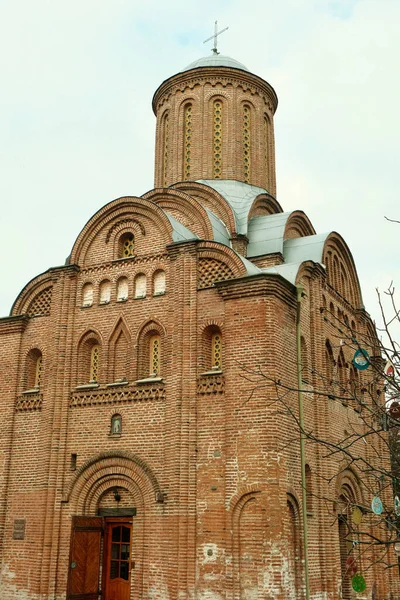 Schöne Alte Orthodoxe Kirche Roter Farbe Roter Alter Christlicher Tempel — Stockfoto