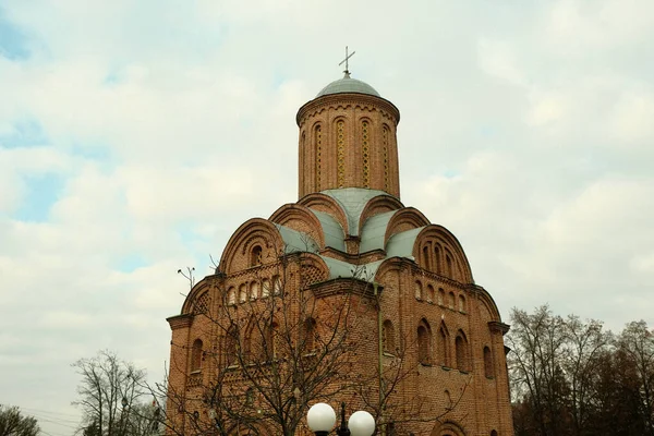 Kırmızı Renkli Güzel Antik Ortodoks Kilisesi Haçları Kubbeleri Olan Eski — Stok fotoğraf