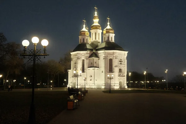 Geceleri Beyaz Renkli Güzel Antik Ortodoks Kilisesi Haçları Kubbeleri Olan — Stok fotoğraf