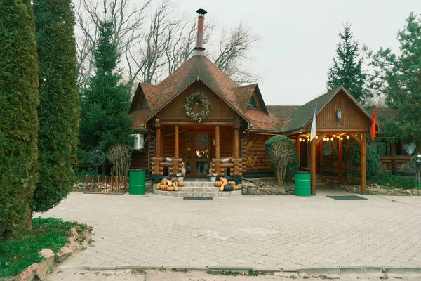 Όμορφο Ξύλινο Σπίτι Παραδοσιακό Ουκρανικό Στυλ Στο Πάρκο Αρχαίο Σπίτι — Φωτογραφία Αρχείου