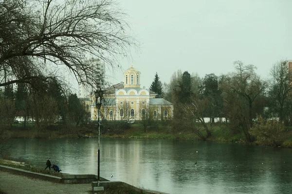 Nehrin Kıyısındaki Parkta Bir Kilise Nehrin Karşı Kıyısında Bir Kilise — Stok fotoğraf