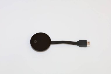 Kyiv, Ukrayna - 21 Ağustos 2022: Google Chromecast Ultra 4K. 4K TV sahipleri için canlı video cihazı. Kromecast Ultra - Google 'dan yayın aygıtı.