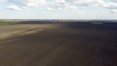 Köyün yakınındaki tarlaların ve sebze bahçelerinin insansız hava aracı görüntüleri. Baharda yeşil tarlalar ve sebze bahçeleri ekime hazır..