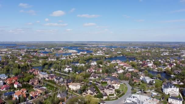 川の上の街のドローン映像 デルタ地帯の島の都市 川の上の都市の上の飛行の島 — ストック動画