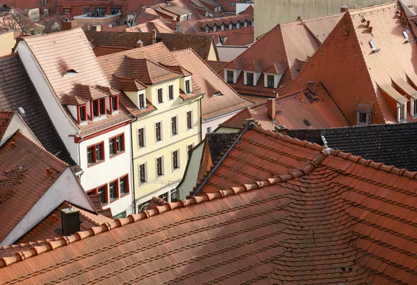 Şehrin tarihi kesimindeki evlerin çatılarının manzarası.