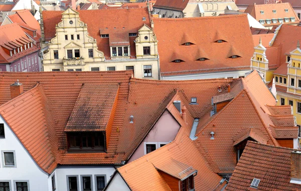 Tarihi evlerin çeşitli çatılarının manzarası.