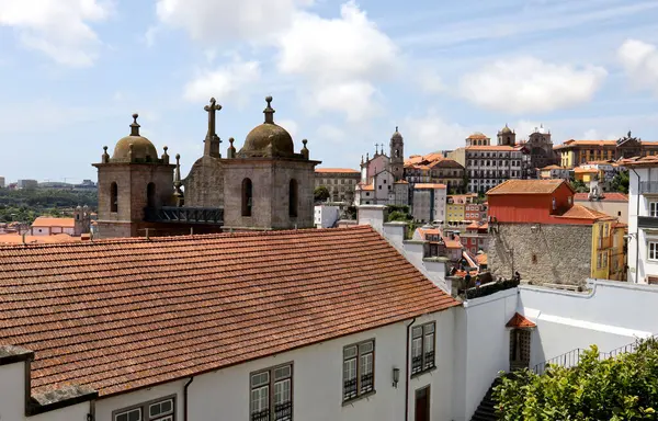 Porto şehrindeki tarihi binaların manzarası.