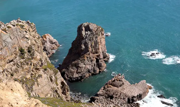 Deniz ve kayalar, burası Portekiz 'in vahşi kıyıları..