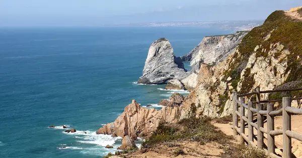 Portekiz 'in kayalık sahil manzarası.