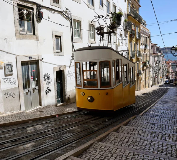 Lizbon 'un eski bölümündeki teleferik..