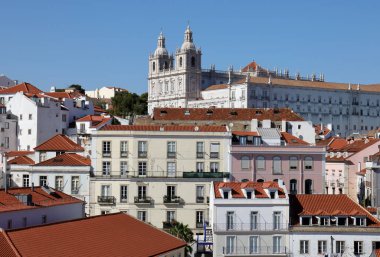 Lizbon 'un eski kısımlarındaki tipik binalar.