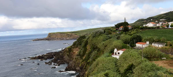 Terceira adasının tipik kıyıları, Azores.