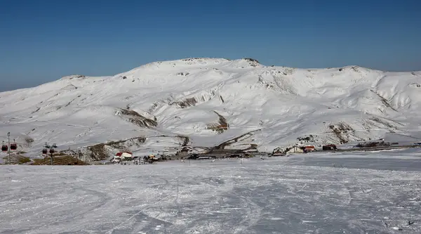 Dağlarda bir kayak merkezi manzarası.