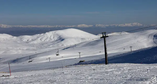 Dağlık bölgede kayak kaldırma ve yokuş aşağı giden yollar..