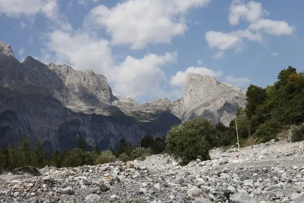 Taş tarlaları ve sivri dağ tepeleri.