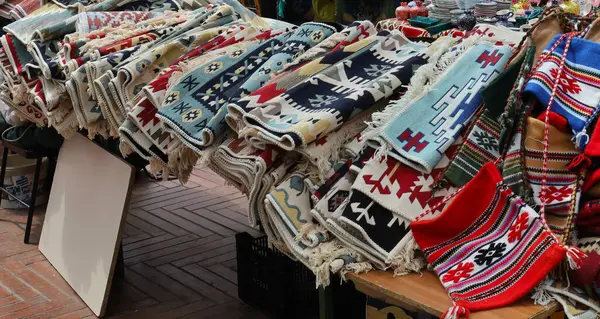 Markette el yapımı halılar satıyorum..