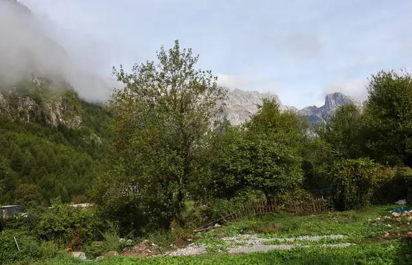 Arnavutluk, doğa ve dağ duvarlarından resimler.
