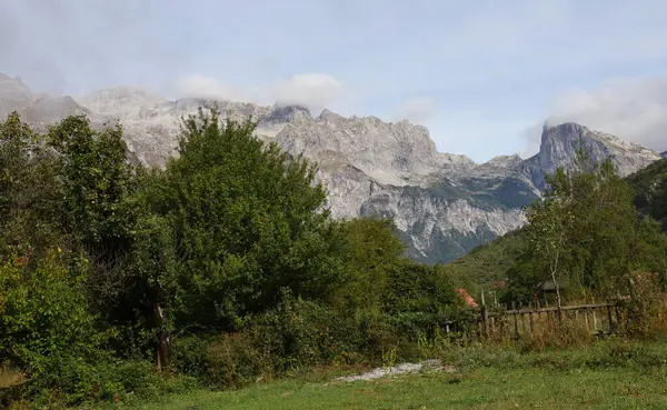 Arnavut Prokletije sıradağlarının dağ kitlesinin manzarası.