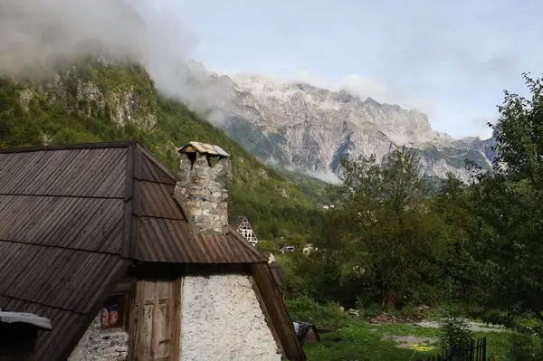 Tipik binaların ve dağ yığınlarının manzarası.