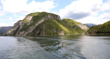 Komani Gölü ve doğanın manzarası..