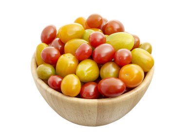 Taze kiraz domatesi, ahşap bir kasede çeşitli renkli domatesler, beyaz arka planda izole edilmiş, kırpma yolu ile...