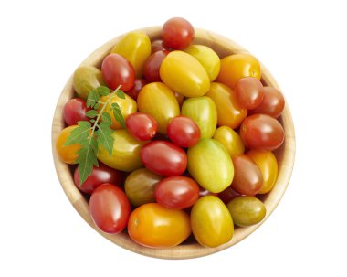 Taze kiraz domatesi, ahşap bir kasede çeşitli renkli domatesler, beyaz arka planda izole edilmiş, kırpma yolu ile...