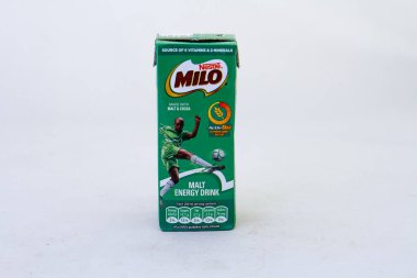 Johannesburg, Güney Afrika - bir kutu Nestle Milo enerji içeceği temiz bir arka planda fotokopi alanı ile izole edilmiş