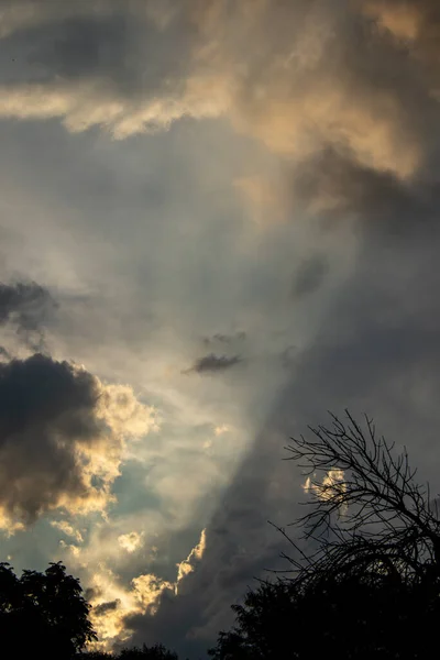 Napsugarak Áttörnek Sötét Felhőkön — Stock Fotó