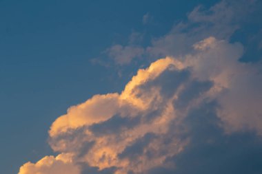 Johannesburg Güney Afrika üzerindeki bulutlu hava yazın sonlarında kaybolmaya başlıyor.