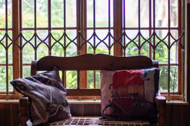 Pencerenin önündeki ahşap bir bankta sessiz bir köşe.