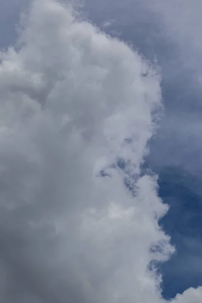 Bulutlarda görülen bir çocuğun yüzünün yan profili