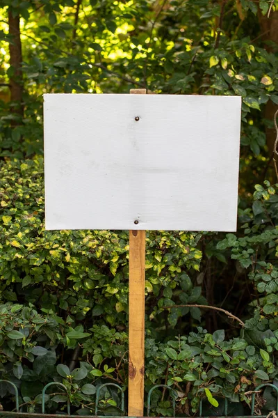 Boş beyaz işareti izole edildi - kendi metni ekle