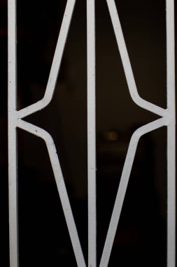 Dışarıdaki güvenlik kapısında metal sanat eseri