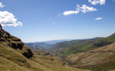 Güney Afrika 'nın KZN eyaletindeki güney Drakensberg bölgesini Sani Geçidi' nin ortasından izleyin.