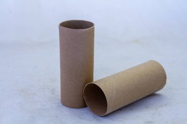 Kopyalama alanı olan temiz bir arkaplanda izole edilmiş iki boş tuvalet kağıdı - terim için kavramsal resim tamamen silindi