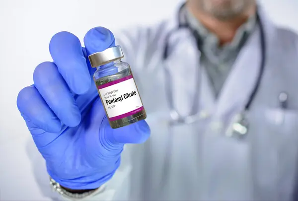 Lekarz Ręku Ampułkę Fentanylem Fentanyl Jest Opioidem Stosowanym Jako Lek — Zdjęcie stockowe