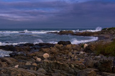 Ogunquit yakınlarındaki Maine sahiline dalgalar çarpıyor