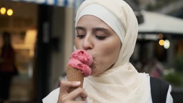 Primer Plano Una Joven Árabe Hiyab Disfrutando Comer Helado Mientras — Vídeos de Stock