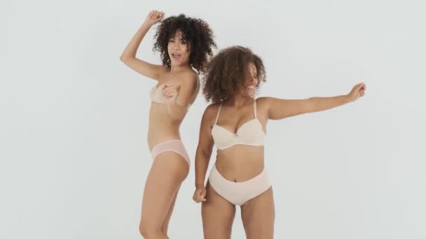 Radostný Mladý Afroameričan Fit Obézní Ženské Modely Kudrnaté Tmavé Vlasy — Stock video