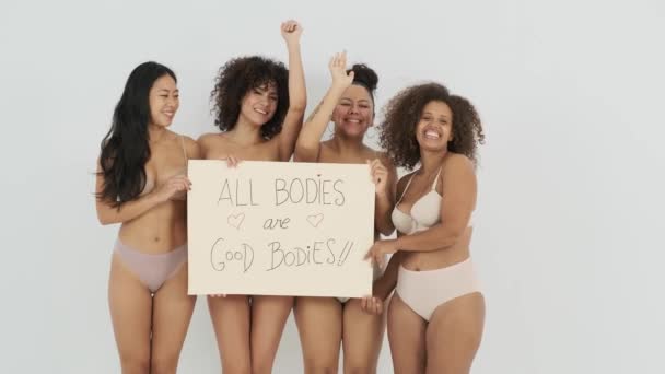 Örömteli Fiatal Magabiztos Multiraciális Női Barátok Hosszú Sötét Hajú Fehérneműben — Stock videók