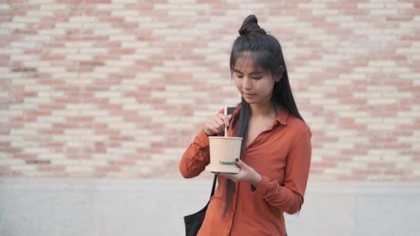 Mladá Asiatka Drží Opakovaně Použitelnou Krabici Vidličku Zatímco Venku Ulici — Stock video