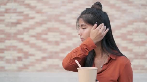 Uvolněné Mladé Asijské Ženy Jíst Jídlo Opakovaně Použitelné Krabice Vidličky — Stock video