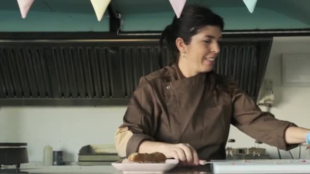 在自己的餐馆工作时 女人端着盘子 商业和粮食概念 — 图库视频影像