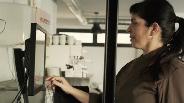 Üniformalı Bir Kadın Restoran Mutfağında Çalışırken Dokunmatik Ekrandan Sipariş Veriyor — Stok video